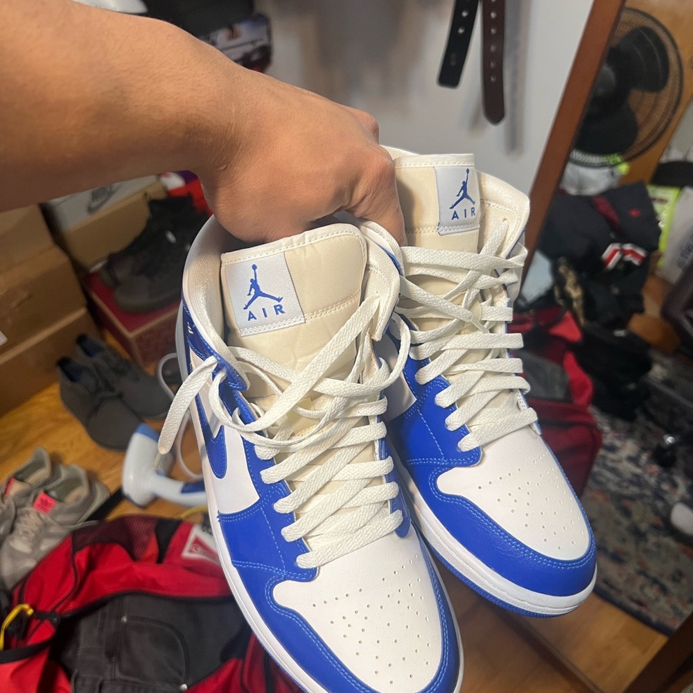 Jordan 1 Mid Kentucky Blue